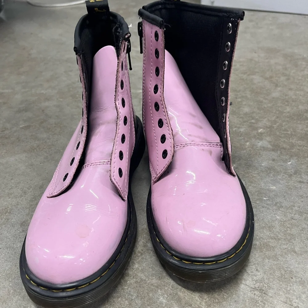 Dr. Martens Junior 1460 Patent Leather Lace Up Girls’ Boots in Pale Pink.